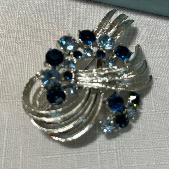 Coro Silver and Blue Necklace Brooch & Clip-on Earrings BLUE SILVER - Picture 7 of 15